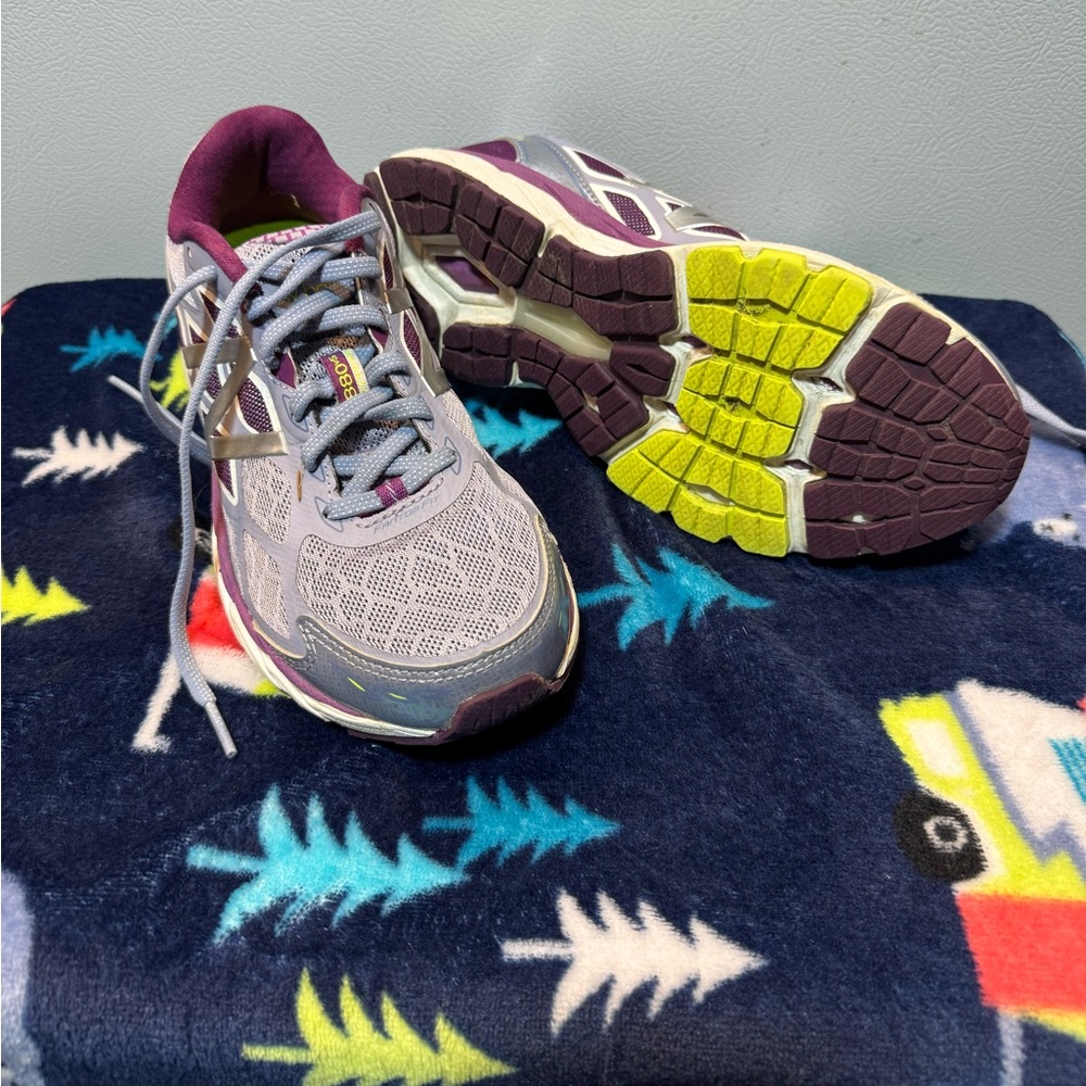 Like New New Balance 880 size 8